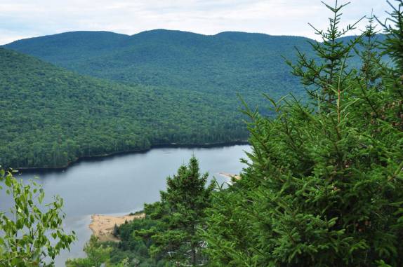 A magnífica vista do Parc National du Mont -Tremblant, na província de Quebec, no Canadá, vista do alto de uma das trilhas mais populares